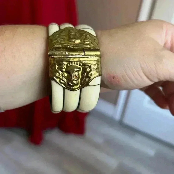 ANTHROPOLOGY  bone carved bangle ethnic bracelet, hinged pin clasp - Picture 4 of 5